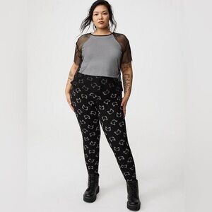 Torrid plus Hearty Skeleton Hands Print Leggings - Black - Size 0X